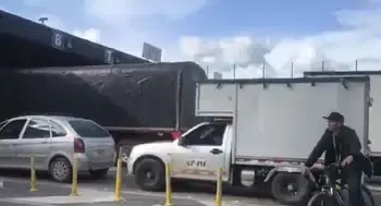 Trancón hoy en la salida de Bogotá por la calle 13: el tráfico está totalmente detenido 