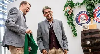 Luis Díaz no les pone atención a las críticas y le dio la bienvenida al Oktoberfest: cerveza en mano