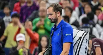 Video | La locura de Medvedev: pelotazo a un aficionado y burlas hacia Djokovic