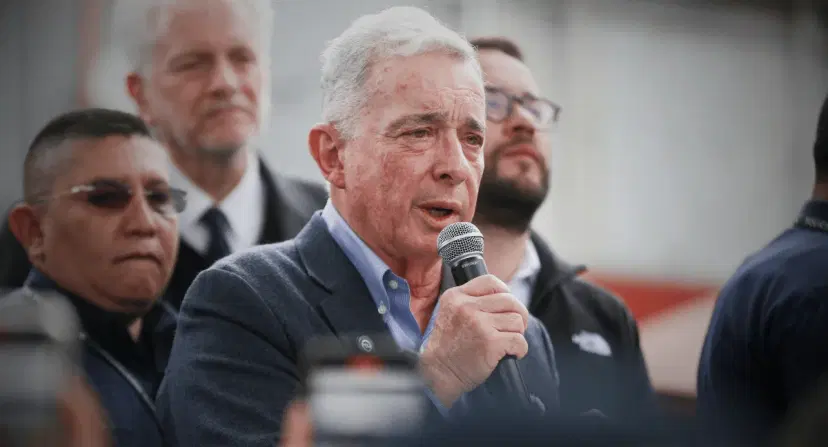 Álvaro Uribe negó ser asesino. Uribe dijo que acude con "tristeza" a la indagatoria por El Aro y La Granja y que no ha sido asesino