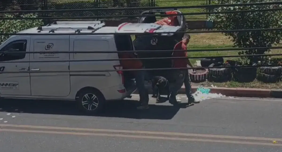 Carro escombros Video | Denuncian a conductor por dejar contenedor lleno de escombros en plena vía de Bogotá