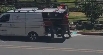 Carro escombros Video | Denuncian a conductor por dejar contenedor lleno de escombros en plena vía de Bogotá