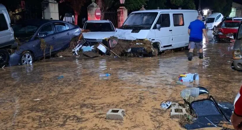 Emergencia en Albacete por riada en Madrigueras Videos | Albacete bajo el agua: riada en Madrigueras arrastra carros y personas, grave emergencia