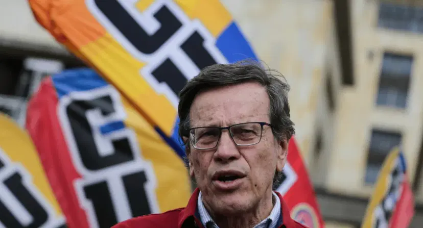 Fabio Arias sigue como presidente de la CUT pese a rechazar la nueva mayoría. Nueva mayoría de 11 dirigentes reparte cargos en la CUT y Fabio Arias la llama la 'CUT Milagro'