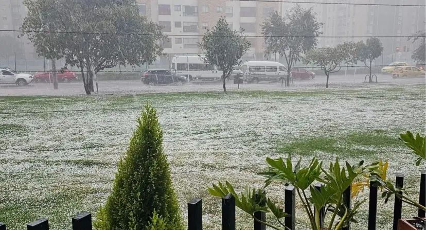Granizada Bogotá Galería | Así fue el ‘diluvio universal’ en Bogotá: granizo, inundaciones y hasta muñecos de nieve