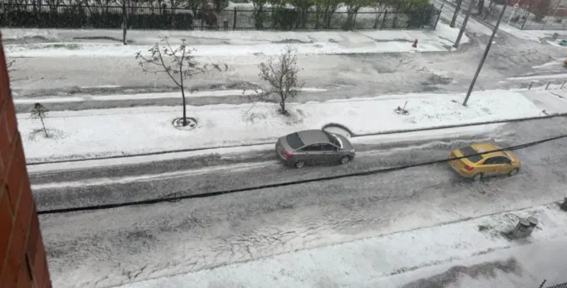 Impresionante granizada en Bogotá genera caos en la movilidad Impresionante granizada en Bogotá genera caos en la movilidad después de un intenso sol