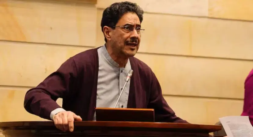 Iván Cepeda denunció plan de someterlo a EE. UU. Senador Iván Cepeda denunció supuesto plan para llevarlo ante la justicia de EE. UU.